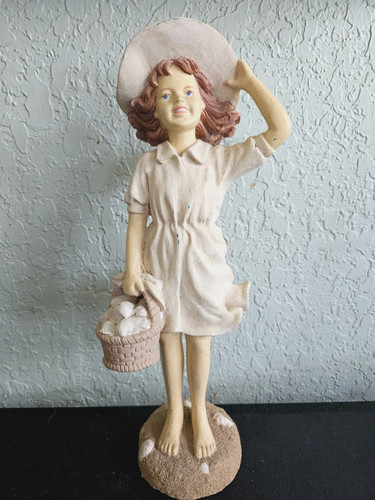 Beach girl figurine gathering - girl, "gathering